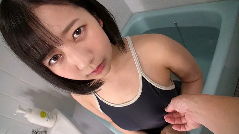 綾瀬ひまり出演「綾瀬ひまり 濡れてテカってピッタリ密着 神スク水 可愛い女子のスクール水着姿をじっとりと堪能!着替え盗撮から始まり貧乳から巨乳にパイパン、ハミ毛、ジョリワキ等のフェチ接写やローションソーププレイやスク水ぶっかけ等を完全着衣で楽しむAV」のサンプル画像9枚目