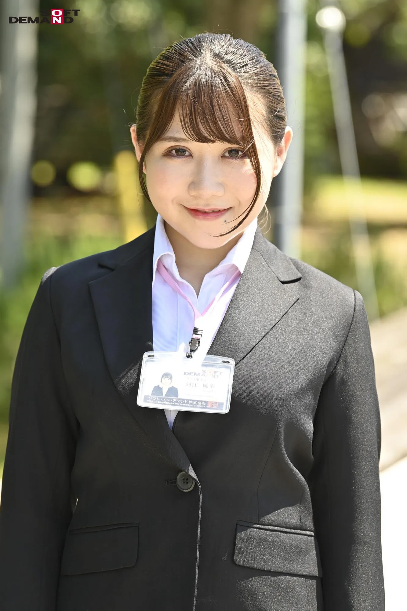 河江桃華出演「SOD女子社員 野球拳 ロケの手伝いをする女子社員に突撃! グッズ事業部 河江桃華」のサンプル画像1枚目
