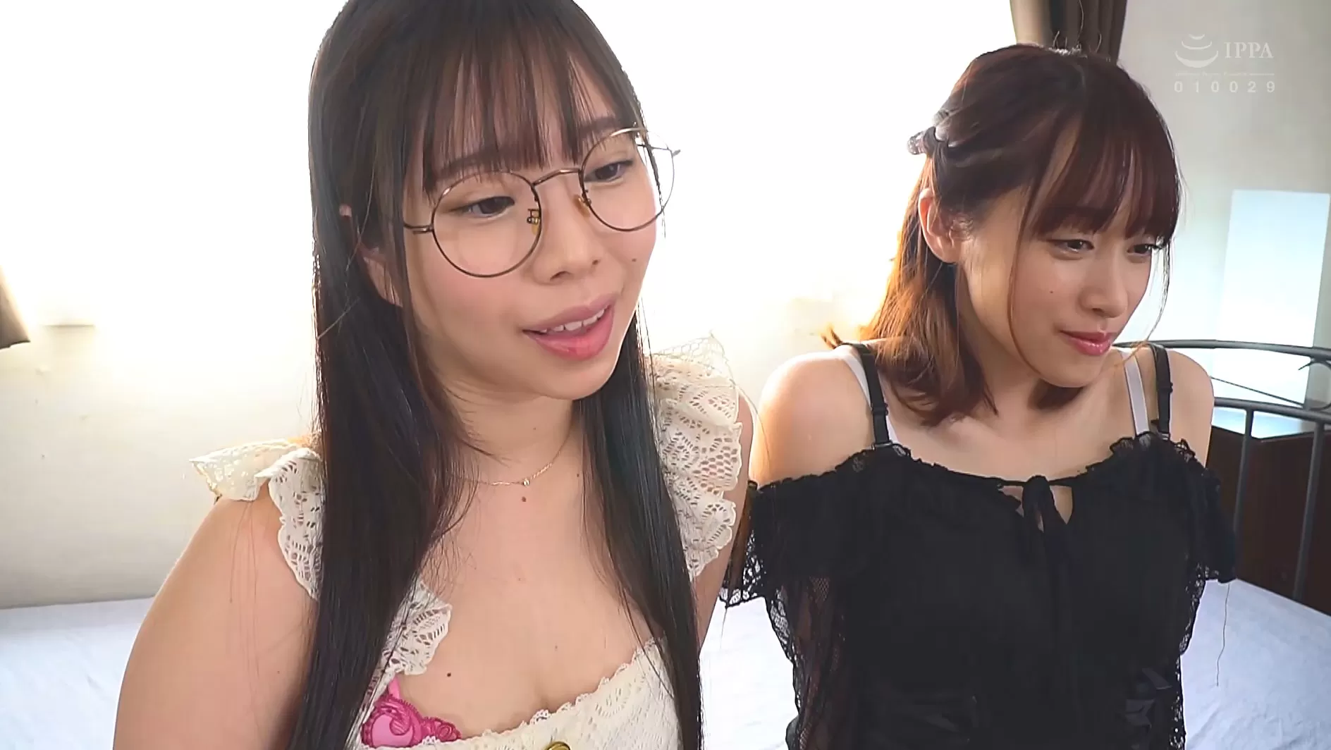 脚を舐め続ける男の勃起したチ○ポを咥えて離さない美脚お姉さま