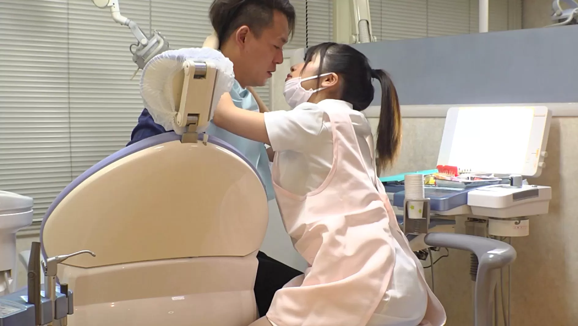 柊るい出演「やたらと目があう歯医者さん 柊るい」のサンプル画像2枚目