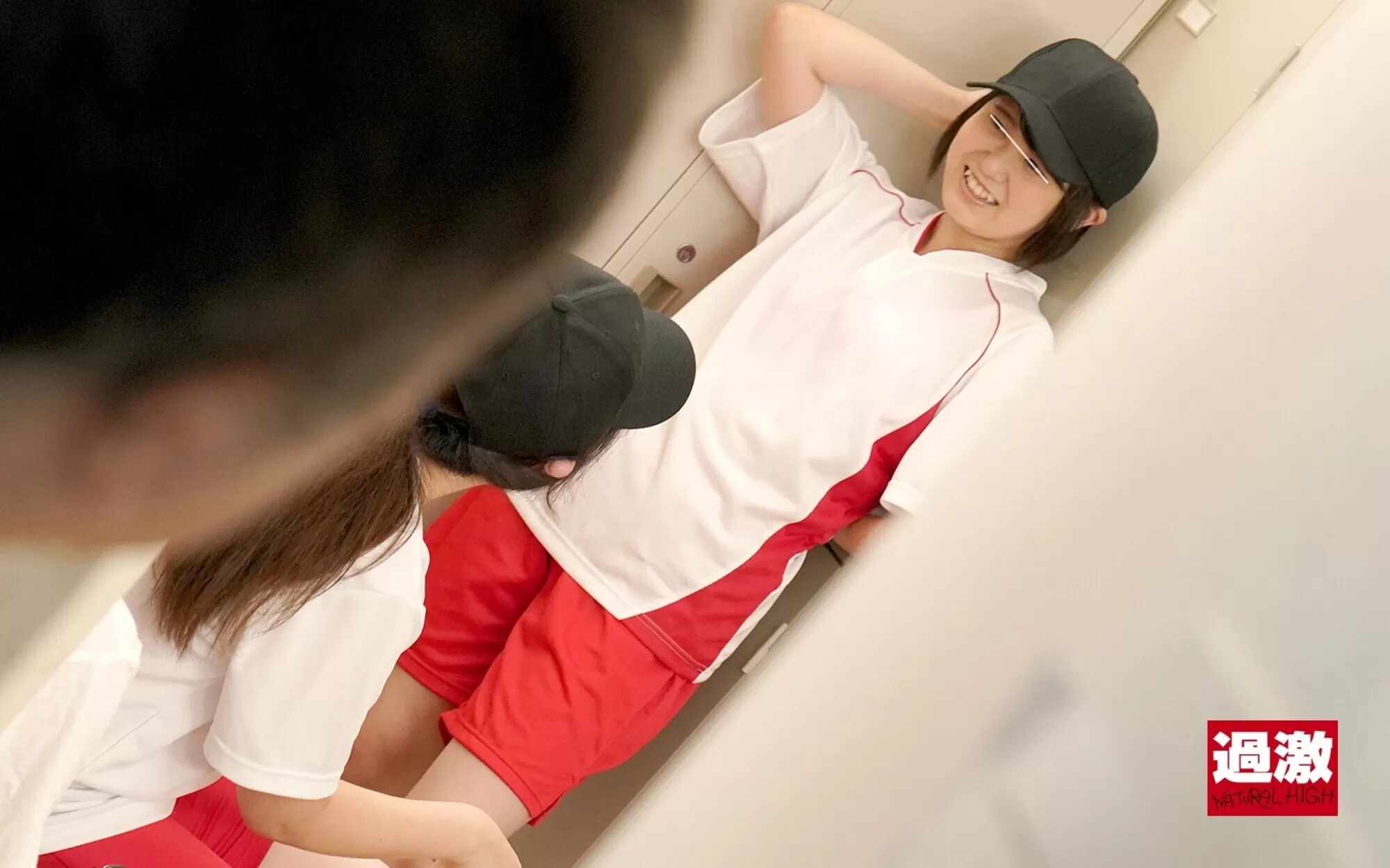 「誰にも見られませんように・・・」無理やり上着の中を全裸にされて服を探し回る校内で遠隔イキさせられた大量失禁J〇のサンプル画像1枚目