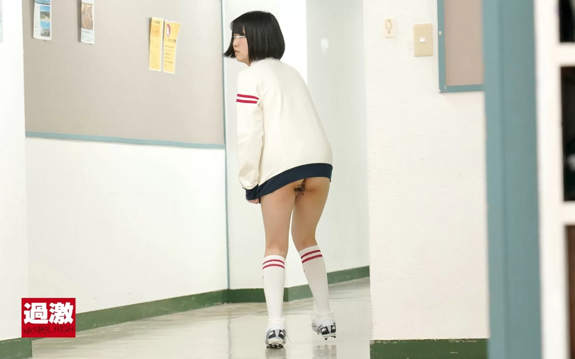 「誰にも見られませんように・・・」無理やり上着の中を全裸にされて服を探し回る校内で遠隔イキさせられた大量失禁J〇のサンプル画像3枚目