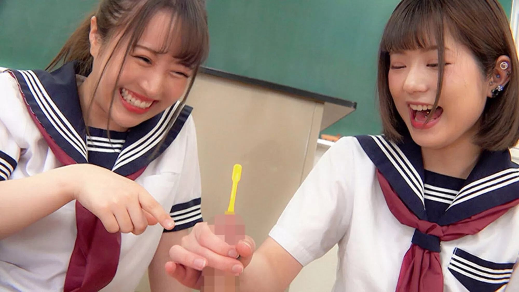 M男だ～い好き！ノリノリでマゾ男をイジメるW小悪魔女子○生 るるちゃ。 深月めい