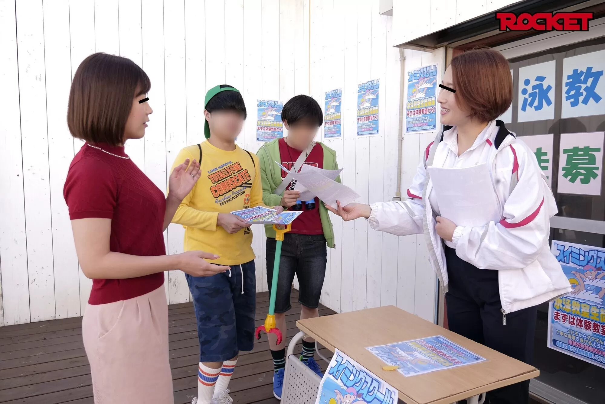 ターゲットはスイミングスクールの巨乳ママさん ちびっこセクハラ痴漢隊 プール編のサンプル画像1枚目