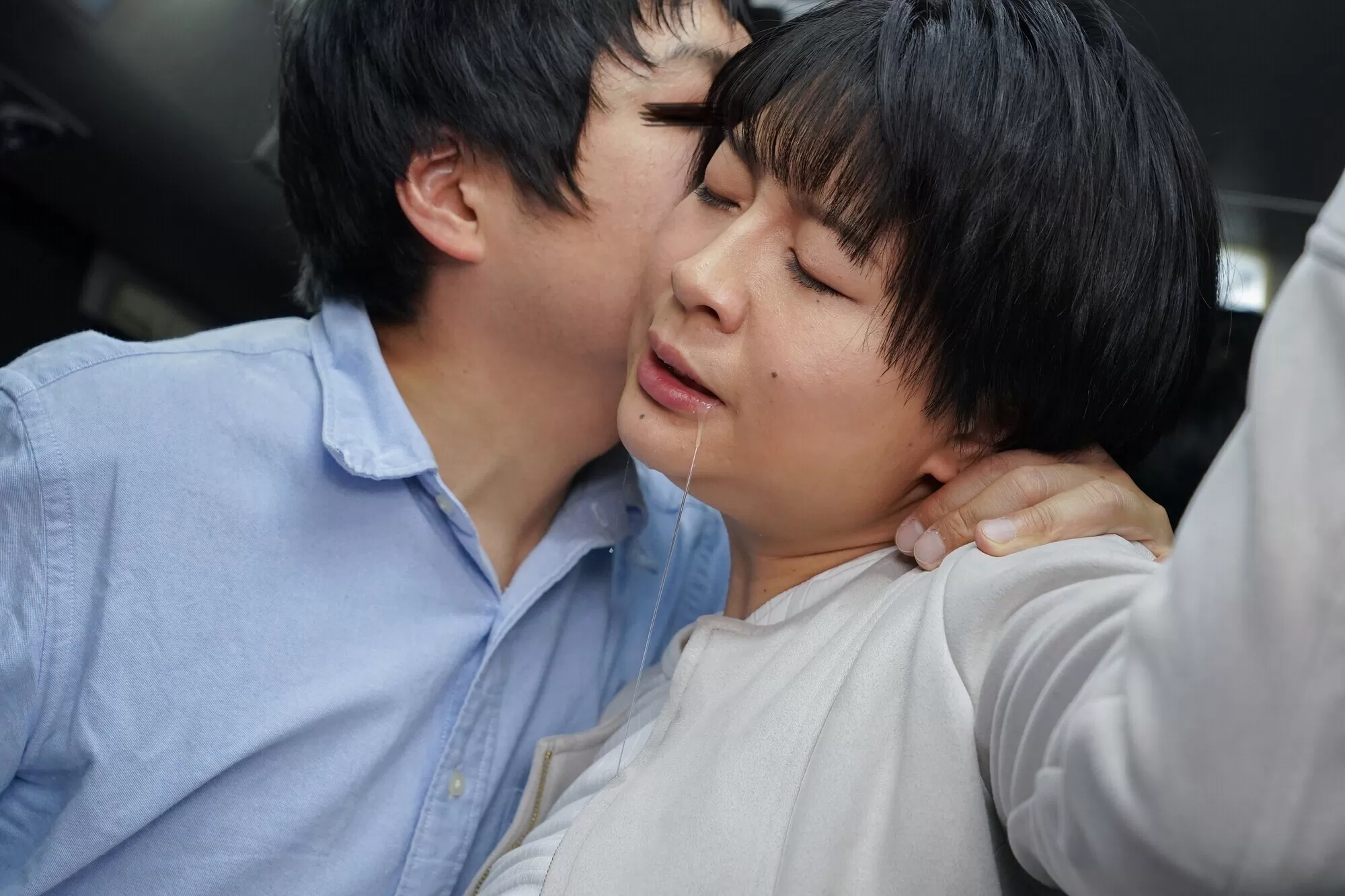 背後から首筋・耳・うなじを舐められ続け無意識にチ〇ポを触ってしまったショートカット美淑女はヤられても拒めない VOL.1 よだれダラダラ巨乳ママのサンプル画像9枚目
