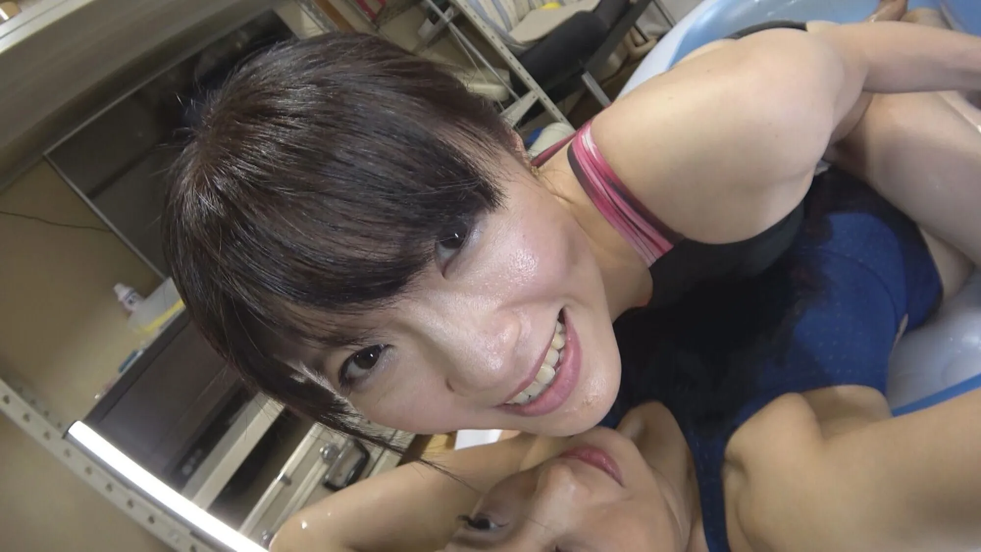 百合川さら出演「百合川さら 神納花 姉御の個撮 神レズ競泳水着 女が自らカメラを持ち可愛い女子の水着姿をじっとり撮影!親父の個撮ゆずりのハミ毛、ジョリワキ等のフェチ接写はもちろん女に撮られる恥辱放尿やローション密着やレズSEXを完全着衣で楽しむレズハメ撮りAV」のサンプル画像18枚目