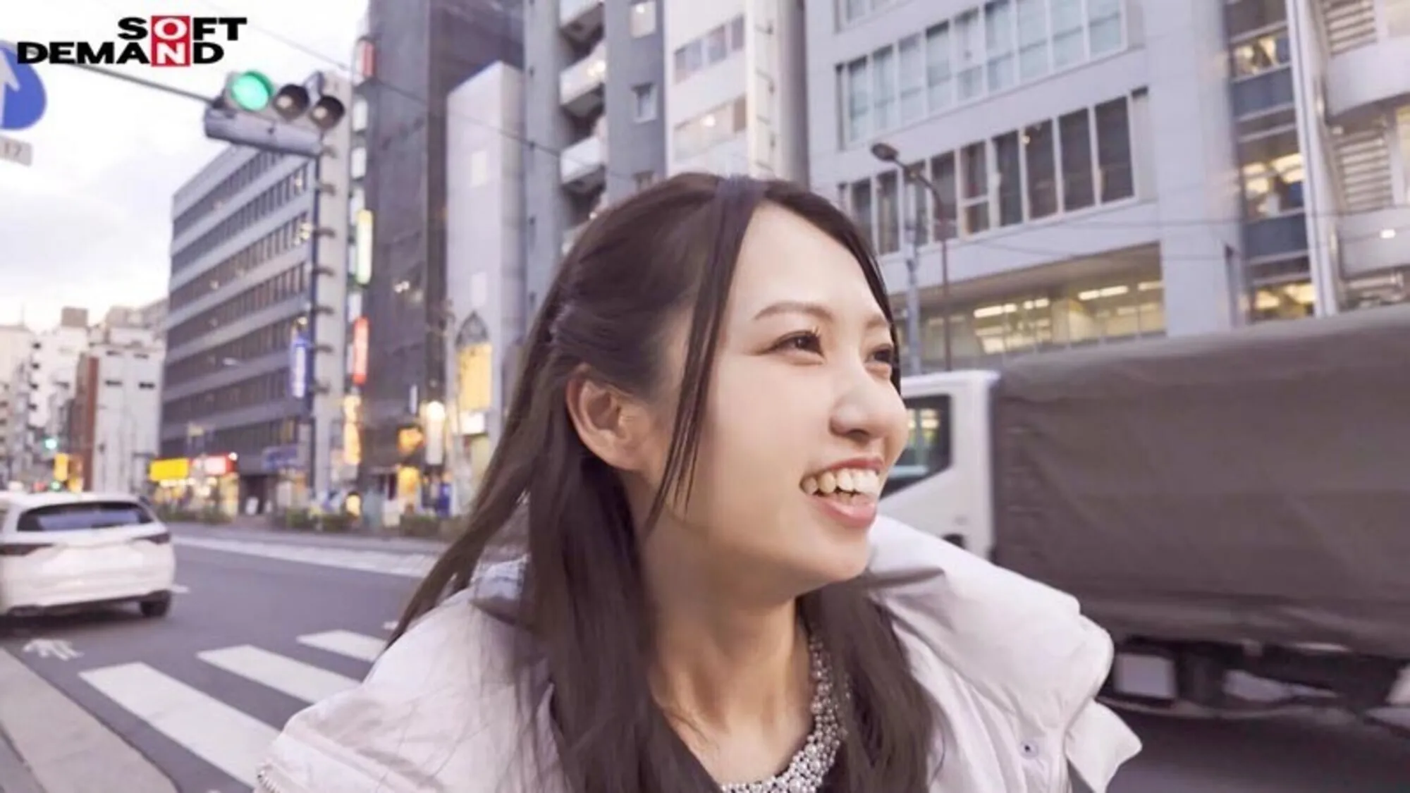 今村由美出演「根っからの明るさで職場の絵画スクールはいつも笑顔で溢れてる 今村由美 34歳 第3章 「私のしたいようにさせてね」体の相性抜群の年下男を目隠し拘束し支配する痴女デート」のサンプル画像10枚目