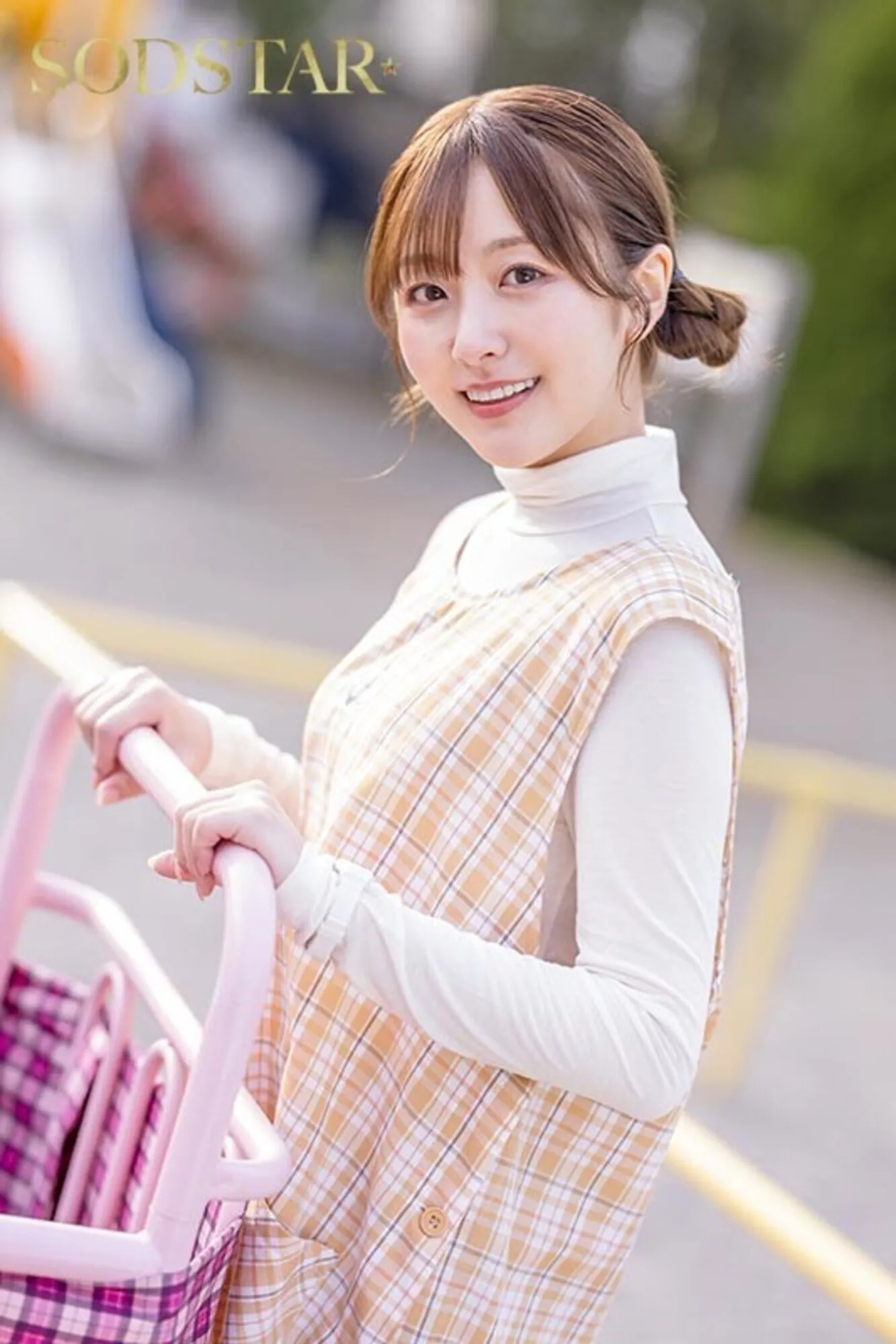 青空ひかり出演「息子が通う保育園の美人保育士と妻子が実家に帰省中に自宅密会をして1週間ヤリまくった自宅密会で絶倫不倫セックス 青空ひかり」のサンプル画像2枚目