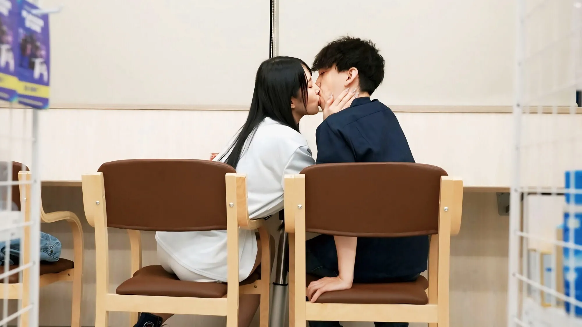 コンビニのバックヤードでセックスをするのが好きな彼女は不倫をしていた。 二羽紗愛