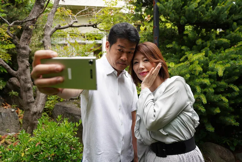 翔田千里出演「旦那の頭上で立ちバック マン汁溢れるマ○コの下には旦那の顔! 旅先の旅館の主人に寝取られた熟女 翔田千里」のサンプル画像1枚目