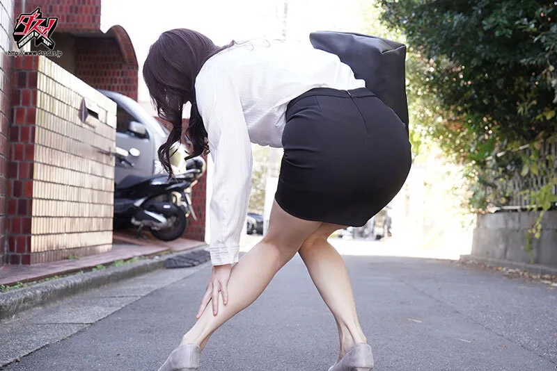 弥生みづき出演「派遣マッサージ師にきわどい秘部を触られすぎて、快楽に耐え切れず寝取られました。 弥生みづき」のサンプル画像1枚目