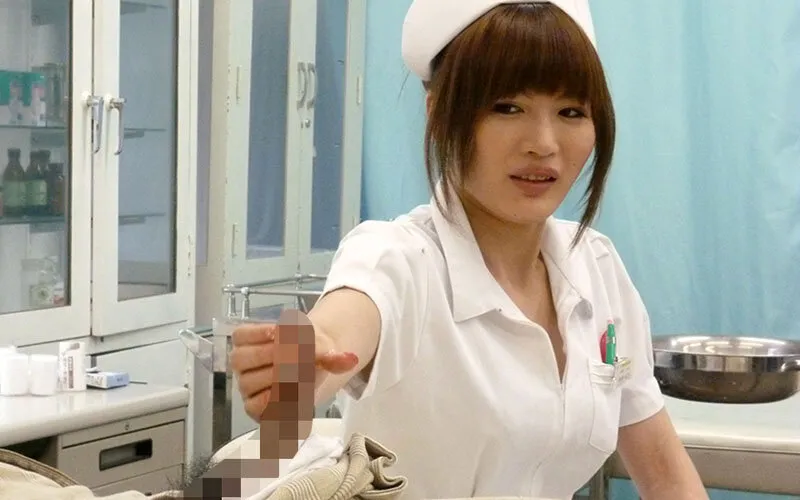 病院でナースのムチムチおばさんに勃起チ○ポを露出したら…4時間