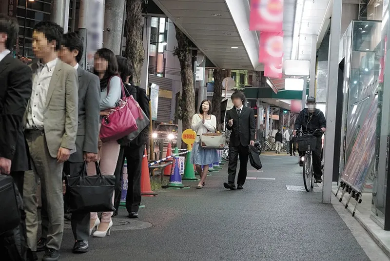 出張帰りの寝静まった夜行バスで揺れに逆らえず隣りで寝ているカワイイ部下の巨乳に密着!何度も巨乳に密着していると中出しも受け入れてしまう発情娘に豹変!のサンプル画像1枚目