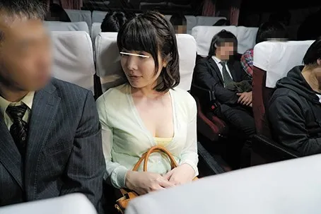 出張帰りの寝静まった夜行バスで揺れに逆らえず隣りで寝ているカワイイ部下の巨乳に密着!何度も巨乳に密着していると中出しも受け入れてしまう発情娘に豹変!のサンプル画像17枚目