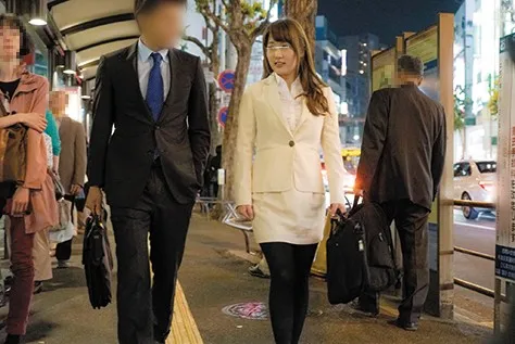 出張帰りの寝静まった夜行バスで揺れに逆らえず隣りで寝ているカワイイ部下の巨乳に密着!何度も巨乳に密着していると中出しも受け入れてしまう発情娘に豹変!のサンプル画像4枚目