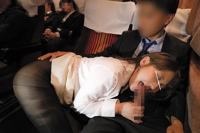 出張帰りの寝静まった夜行バスで揺れに逆らえず隣りで寝ているカワイイ部下の巨乳に密着!何度も巨乳に密着していると中出しも受け入れてしまう発情娘に豹変!のサンプル画像6枚目