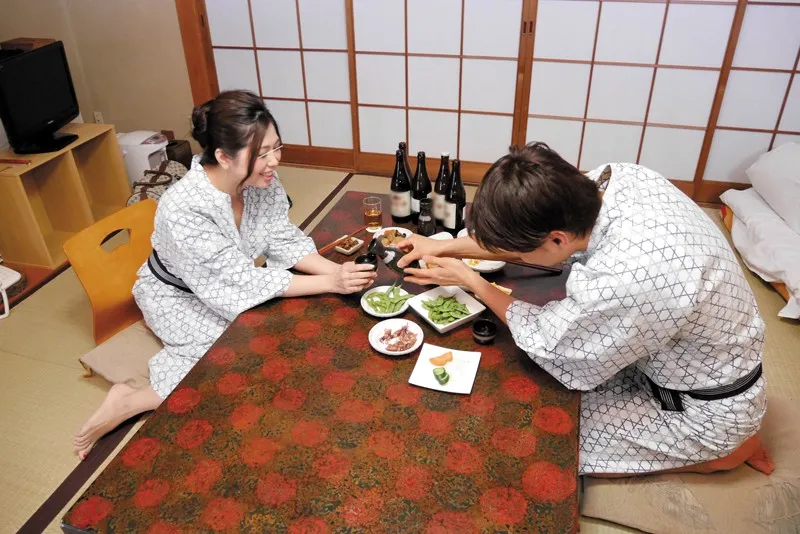 出張先の温泉旅館で女上司と酒を飲んでいたらお説教に!次第に酔っ払ってきた女上司の浴衣が乱れノーブラ生爆乳が丸見え!当然、勃起してしまい… 2のサンプル画像7枚目