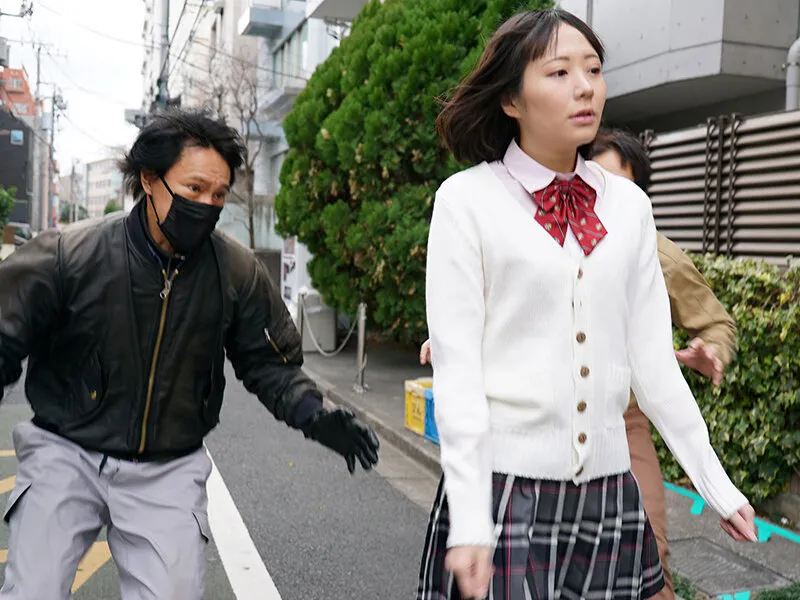 愛野ひなた出演「「中出しされたくなかったら、身代わりの友達を今すぐここに呼べ!」3人数珠繋ぎ女子校生ロ○娘連鎖レ●プ!」のサンプル画像2枚目