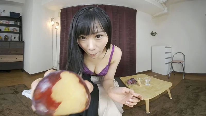 【VR】女性がフルーツを食べるだけのVRのサンプル画像