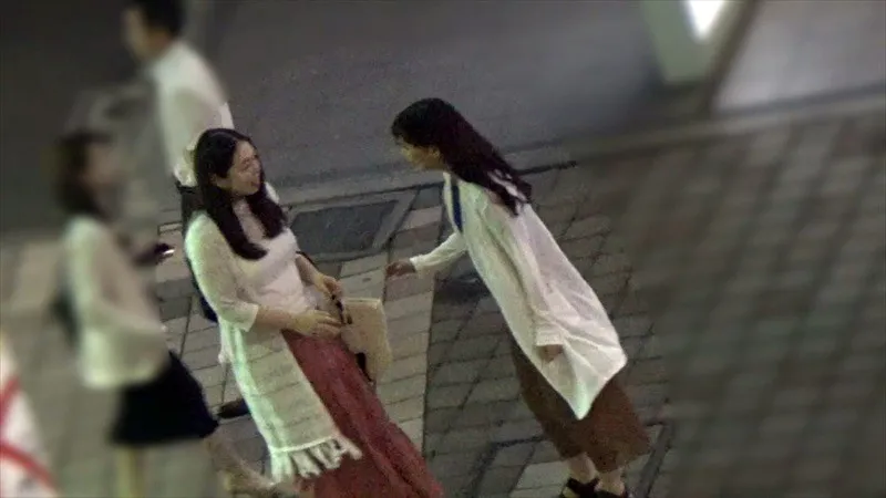 綺麗でエッチなおねえさんが街でウブそうな素人女子をレズナンパ 2のサンプル画像1枚目