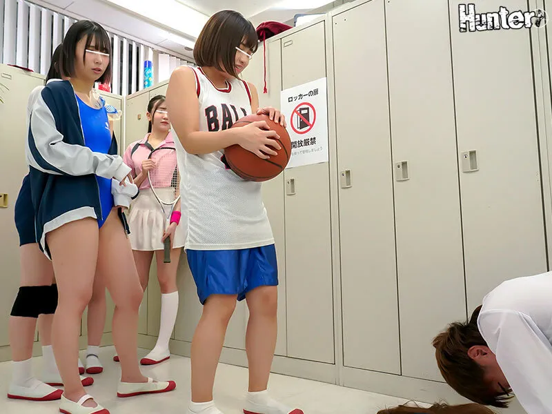 女子更衣室に潜入したら呆気なく男とバレて人生終わった…と思ったらボクの勃起したチ○ポに女子たちは興味津々でまさかのハーレム展開に!のサンプル画像3枚目