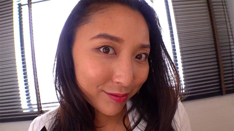 本真ゆり出演「巨乳デカ尻でドエロく迫る流し目誘惑フェロモン 卑猥語女 本真ゆり」のサンプル画像1枚目