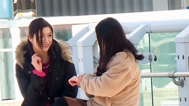 綺麗でエッチなおねえさんが街でウブそうな素人女子をレズナンパ 5のサンプル画像1枚目
