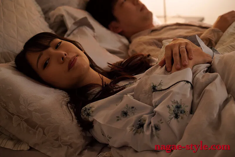 弥生みづき出演「上司の前で・・ 私の妻がヌードモデルになりました。8 弥生みづき」のサンプル画像16枚目