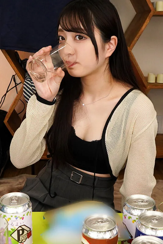 永野鈴出演「【VR】終電逃した美人女子大生が泥●してサークル仲間とドエロ全開で発情し何度も生チ〇ポを求める濃厚中出しセックス 永野鈴【8K】」のサンプル画像2枚目